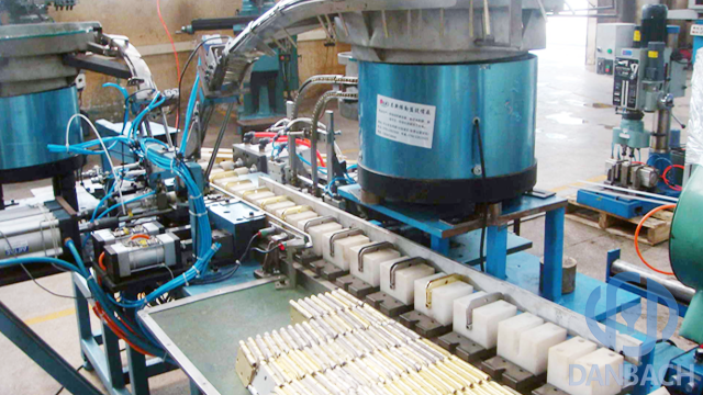 Robot in the plastic metal products and automated production lines Robot in the plastic metal products and automated production lines